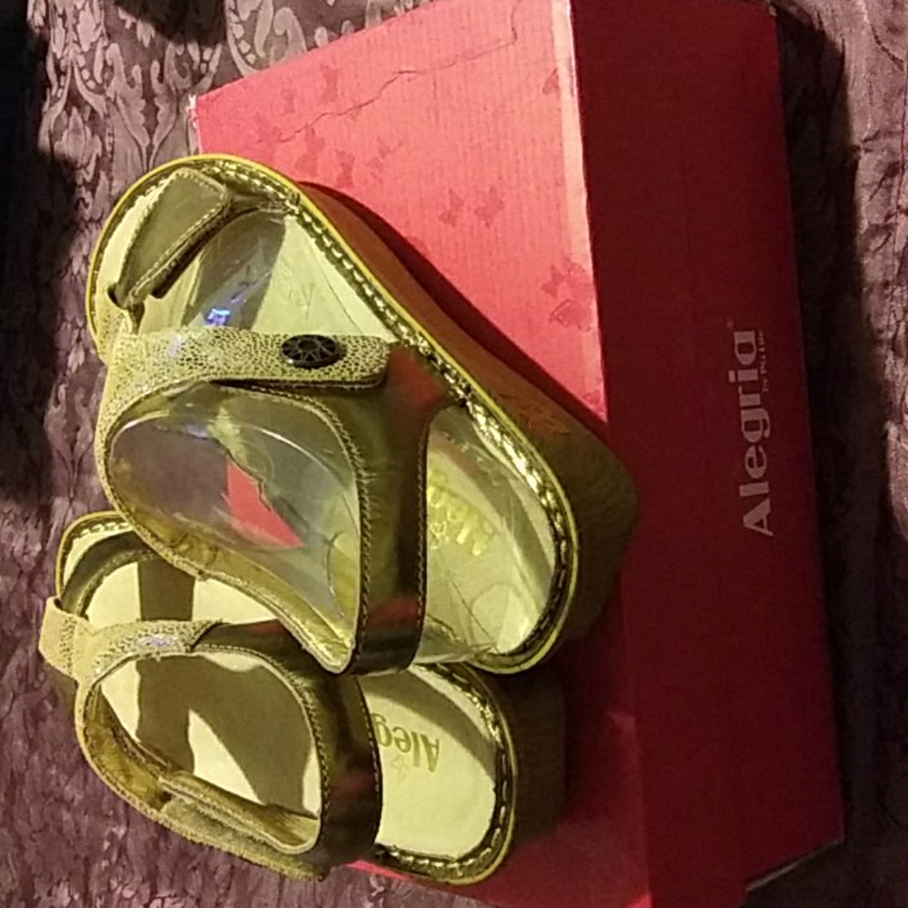 Never worn Sandal
